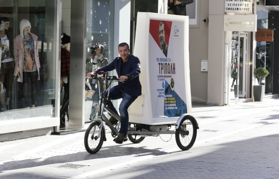 Ο Θεοδωράκης το έριξε στις ορθοπεταλιές στην Τρίπολη -Βόλτα με ένα διαφορετικό ποδήλατο [εικόνες & βίντεο] | iefimerida.gr 1