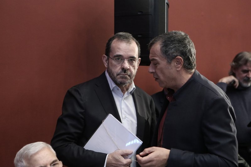 Ο συντονιστής της συζήτησης Παύλος Τσίμας με τον Στ. Θεοδωράκη