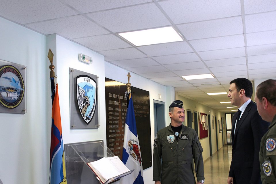 Μέσα σε αεροσκάφος ο Κικίλιας -Επισκέφθηκε την 114 Πτέρυγα Μάχης [εικόνες]  | iefimerida.gr 2