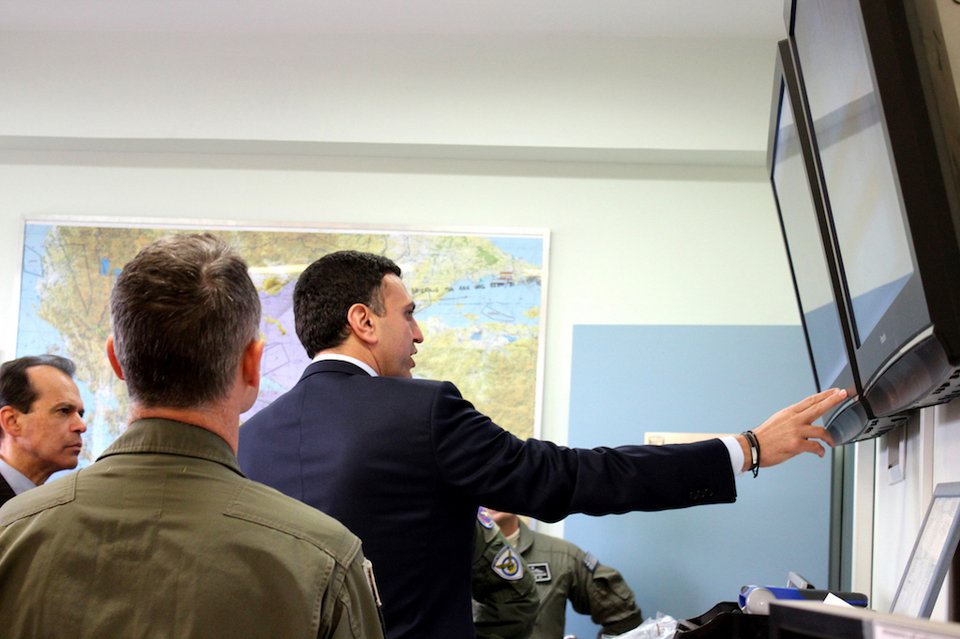 Μέσα σε αεροσκάφος ο Κικίλιας -Επισκέφθηκε την 114 Πτέρυγα Μάχης [εικόνες]  | iefimerida.gr 1