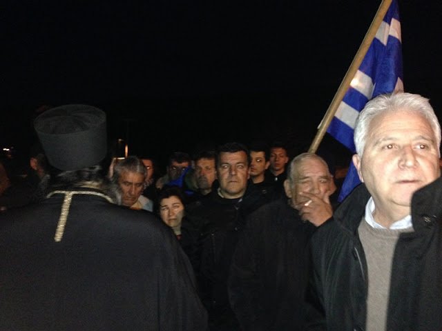 Επεισόδια στη Βέροια για τους πρόσφυγες - Υπό ομηρία βουλευτής του ΣΥΡΙΖΑ [βίντεο] | iefimerida.gr 8