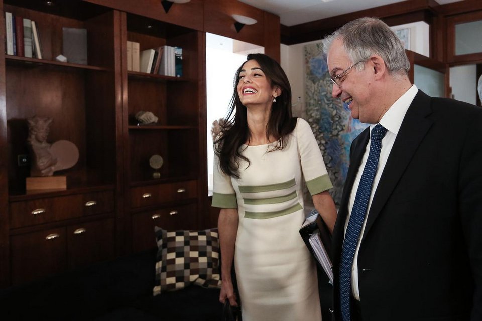 Τo sms-έκπληξη που έστειλε η Αμάλ Κλούνεϊ στον Τασούλα χθες κατά την ψηφοφορία στη Βουλή | iefimerida.gr 1