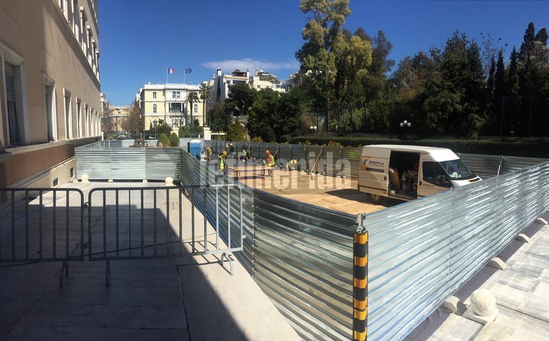 Αλλη όψη στη Βουλή: Εσκαψαν όλο το προαύλιο, φτιάχνουν το γυάλινο θόλο [εικόνες] | iefimerida.gr 0