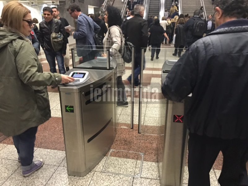 «Αυτοψία» του iefimerida στο Μετρό - Σύγχυση με τις μπάρες, ουρές και εκνευρισμός [εικόνες & βίντεο] | iefimerida.gr 10