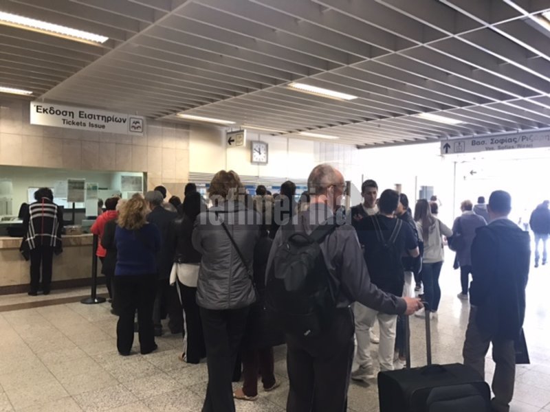 «Αυτοψία» του iefimerida στο Μετρό - Σύγχυση με τις μπάρες, ουρές και εκνευρισμός [εικόνες & βίντεο] | iefimerida.gr 4