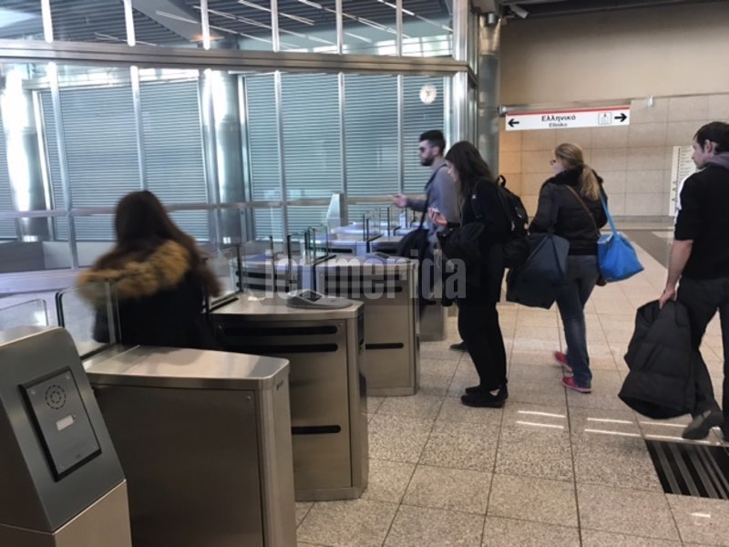 «Αυτοψία» του iefimerida στο Μετρό - Σύγχυση με τις μπάρες, ουρές και εκνευρισμός [εικόνες & βίντεο] | iefimerida.gr 8