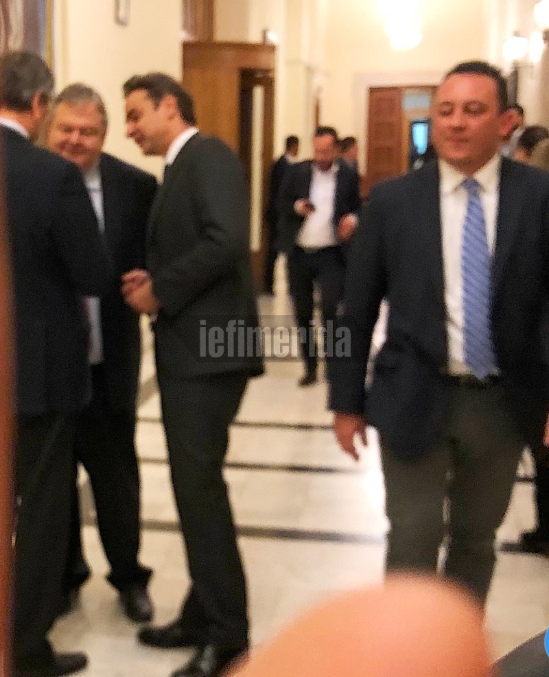 Ενα πηγαδάκι... χίλιες λέξεις: Βενιζέλος, Σαμαράς, Μητσοτάκης συζητούν στη Βουλή [εικόνα] | iefimerida.gr 0