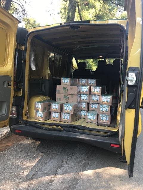 Η Δημοτική Αστυνομία του Δήμου Αθηναίων πήγε χυμούς στους πυροσβέστες [εικόνες]  | iefimerida.gr 2