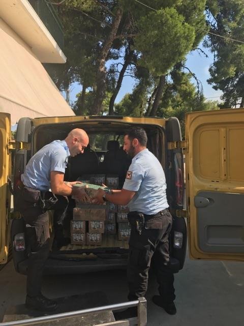 Η Δημοτική Αστυνομία του Δήμου Αθηναίων πήγε χυμούς στους πυροσβέστες [εικόνες]  | iefimerida.gr 0