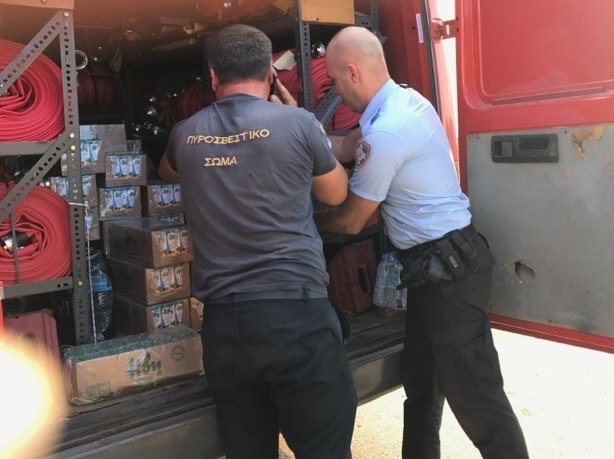 Η Δημοτική Αστυνομία του Δήμου Αθηναίων πήγε χυμούς στους πυροσβέστες [εικόνες]  | iefimerida.gr 1