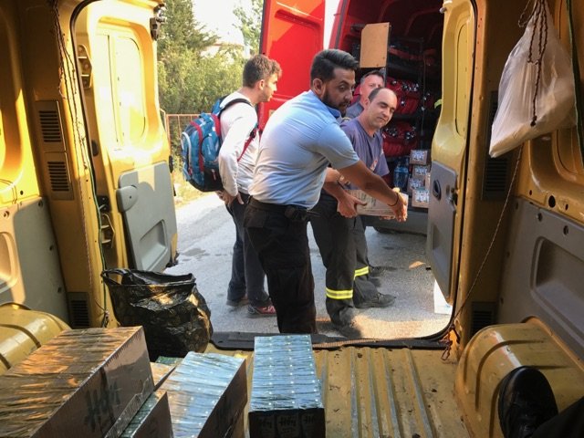 Η Δημοτική Αστυνομία του Δήμου Αθηναίων πήγε χυμούς στους πυροσβέστες [εικόνες]  | iefimerida.gr 3