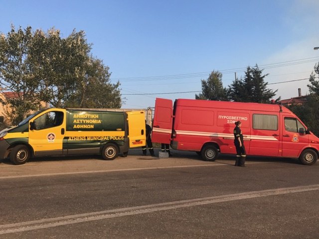 Η Δημοτική Αστυνομία του Δήμου Αθηναίων πήγε χυμούς στους πυροσβέστες [εικόνες]  | iefimerida.gr 4