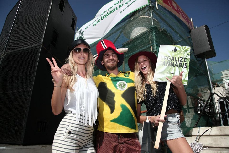 «Πάνω η φούντα»! -Στα ύψη το κέφι στην 1η Γιορτή Κάνναβης, στο Σύνταγμα [εικόνες]  | iefimerida.gr 1