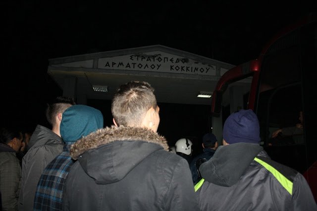 Επεισόδια στη Βέροια για τους πρόσφυγες - Υπό ομηρία βουλευτής του ΣΥΡΙΖΑ [βίντεο] | iefimerida.gr 4