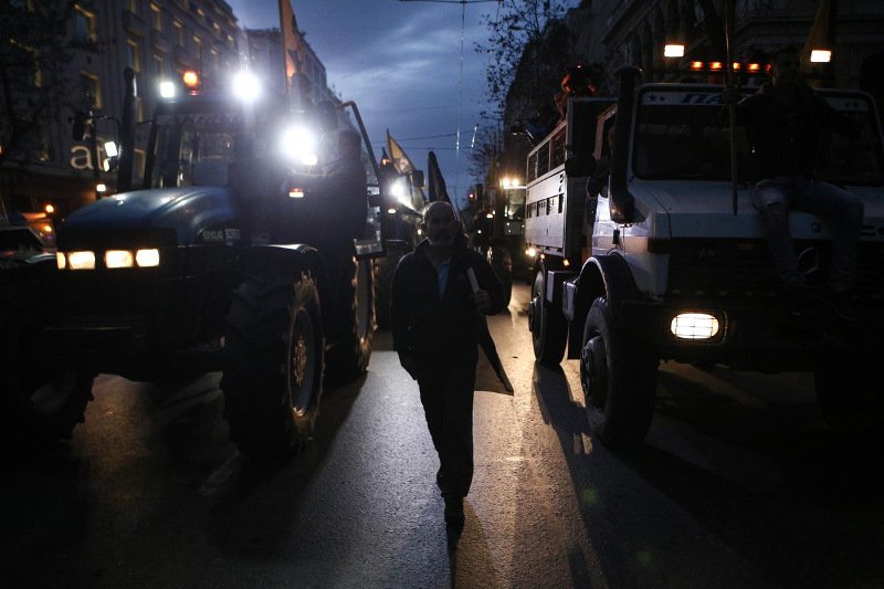 Ολα όσα έγιναν στο συλλαλητήριο των αγροτών -Οι γκλίτσες των Κρητικών έγιναν σύμβολο [εικόνες] | iefimerida.gr 18