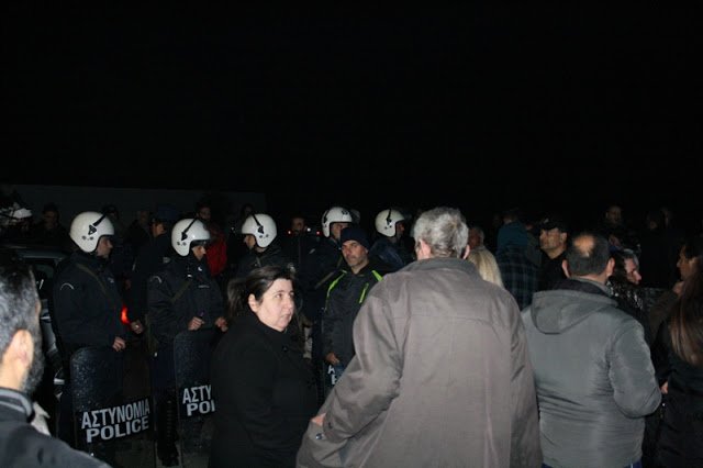 Επεισόδια στη Βέροια για τους πρόσφυγες - Υπό ομηρία βουλευτής του ΣΥΡΙΖΑ [βίντεο] | iefimerida.gr 1