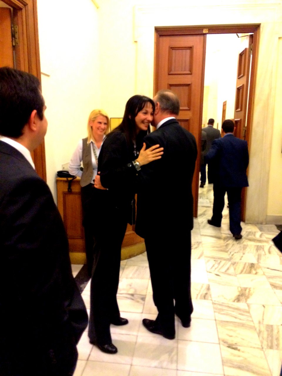 Το φιλί της Ελενας Κουντουρά που άναψε φωτιές στη Βουλή [εικόνα] | iefimerida.gr 0