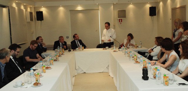 Ο Βέμπερ πήγε στην «Αποστολή»: Είμαι ενθουσιασμένος από το έργο σας [εικόνες] | iefimerida.gr 1