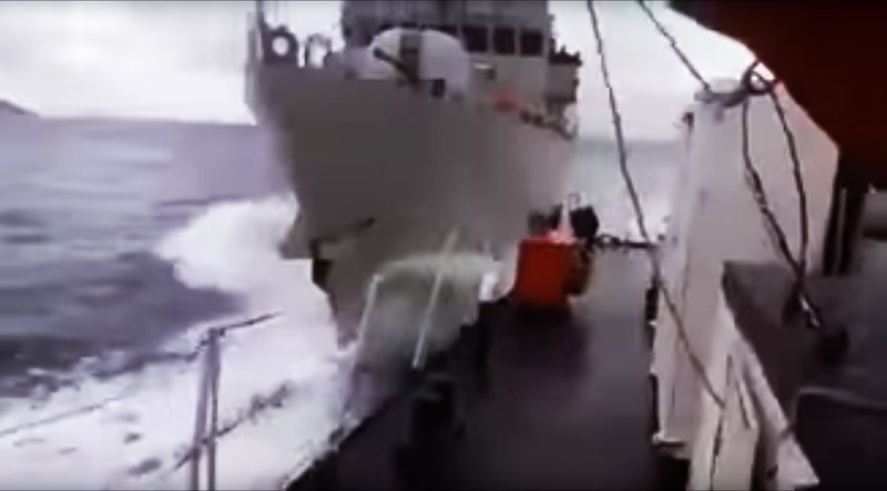 Το επεισόδιο στα Ιμια σε 10 καρέ –Η τουρκική ακταιωρός «ξύνει» την κανονιοφόρο «Νικηφόρος» [εικόνες] | iefimerida.gr 8