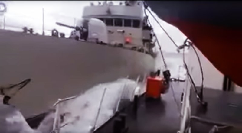 Το επεισόδιο στα Ιμια σε 10 καρέ –Η τουρκική ακταιωρός «ξύνει» την κανονιοφόρο «Νικηφόρος» [εικόνες] | iefimerida.gr 7