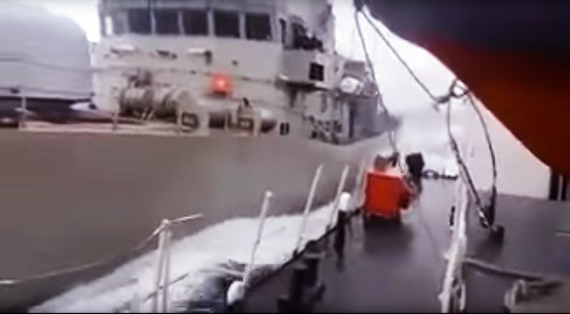 Το επεισόδιο στα Ιμια σε 10 καρέ –Η τουρκική ακταιωρός «ξύνει» την κανονιοφόρο «Νικηφόρος» [εικόνες] | iefimerida.gr 5