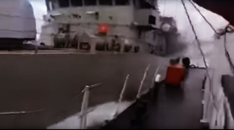 Το επεισόδιο στα Ιμια σε 10 καρέ –Η τουρκική ακταιωρός «ξύνει» την κανονιοφόρο «Νικηφόρος» [εικόνες] | iefimerida.gr 4