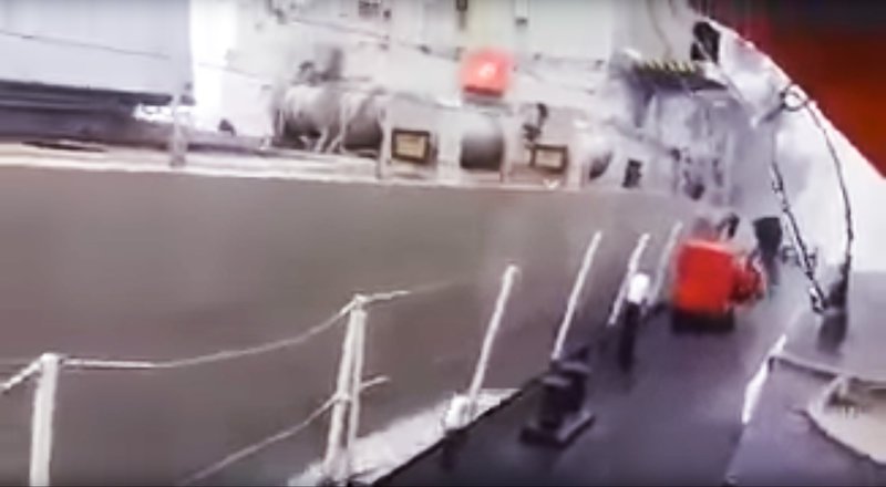 Το επεισόδιο στα Ιμια σε 10 καρέ –Η τουρκική ακταιωρός «ξύνει» την κανονιοφόρο «Νικηφόρος» [εικόνες] | iefimerida.gr 3