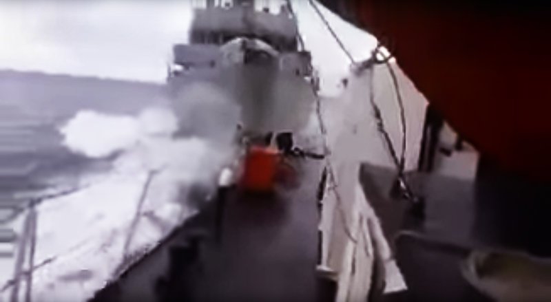 Το επεισόδιο στα Ιμια σε 10 καρέ –Η τουρκική ακταιωρός «ξύνει» την κανονιοφόρο «Νικηφόρος» [εικόνες] | iefimerida.gr 9