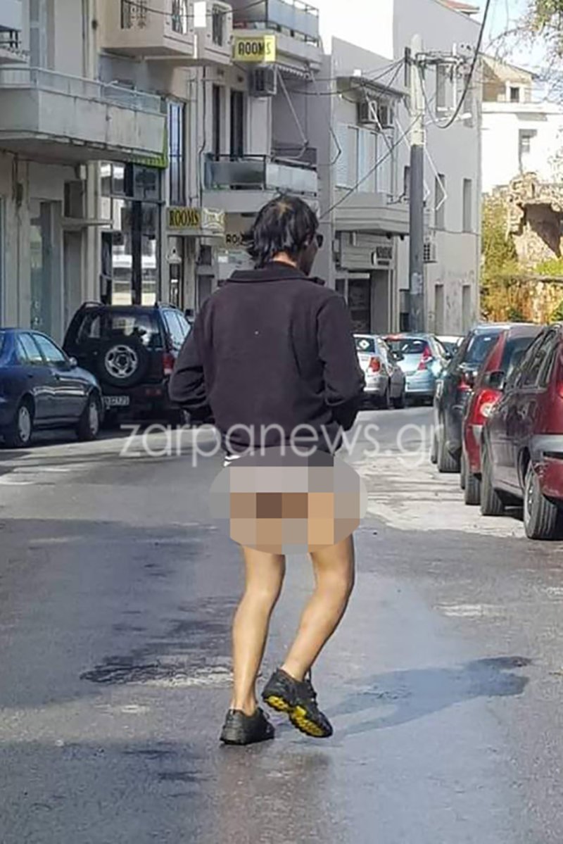 Ο άγνωστος, ημίγυμνος άνδρας στο κέντρο των Χανίων / Φωτογραφία: zarpanews
