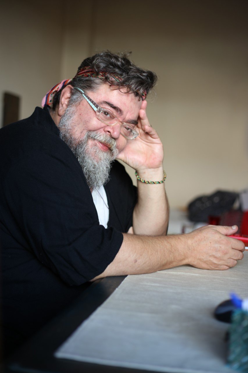 O Σταμάτης Κραουνάκης απαγγέλλει Εντουάρντο Γκαλεάνο μέσα από το ημερολόγιό του | iefimerida.gr 1