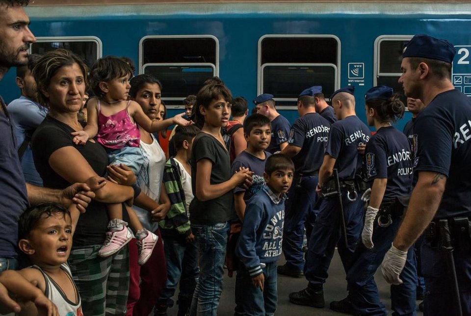 Χάος στον σιδηροδρομικό σταθμό της Βουδαπέστης -Εκατοντάδες πρόσφυγες φώναζαν «Γερμανία» [εικόνες] | iefimerida.gr 10