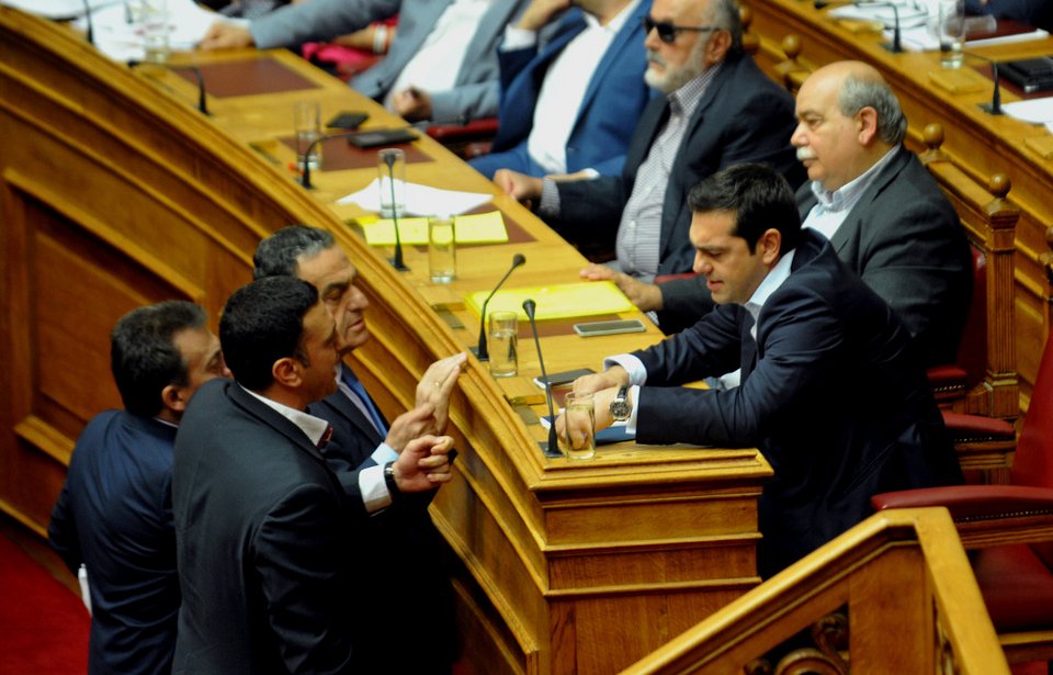 «Είσαι νούμερο», «Εξω ξεφτίλες», «Κατέβα κάτω!» -Πώς ο Σαμαράς έδιωξε, για πρώτη φορά, τη Ζωή από το προεδρείο [εικόνες] | iefimerida.gr 4