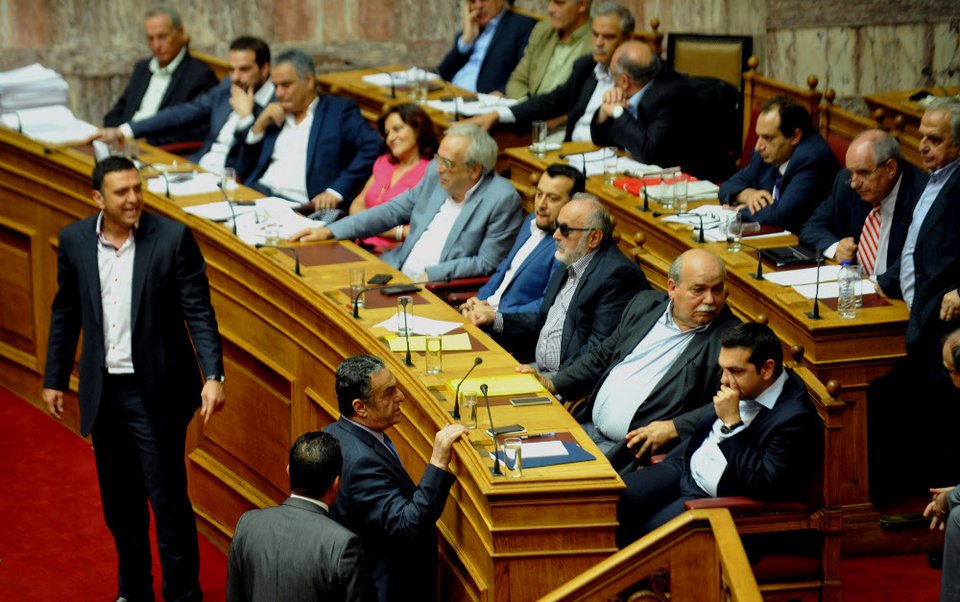 «Είσαι νούμερο», «Εξω ξεφτίλες», «Κατέβα κάτω!» -Πώς ο Σαμαράς έδιωξε, για πρώτη φορά, τη Ζωή από το προεδρείο [εικόνες] | iefimerida.gr 5