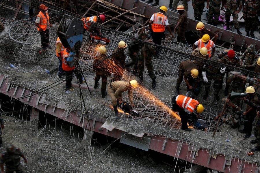 Η στιγμή της κατάρρευσης της γέφυρας στην Ινδία [εικόνες & βίντεο] | iefimerida.gr 3