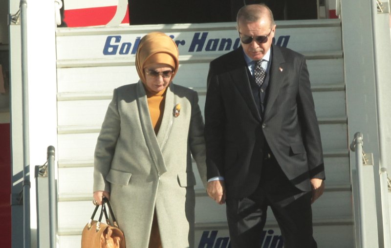 Με ψηλοτάκουνα και κατακίτρινο σύνολο η Εμινέ στην Ελλάδα -Το είχε ξαναφορέσει με τη... Λίντσεϊ Λόχαν [εικόνες] | iefimerida.gr 1