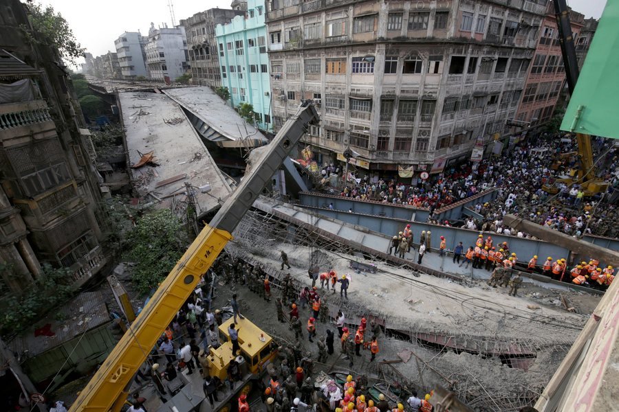 Η στιγμή της κατάρρευσης της γέφυρας στην Ινδία [εικόνες & βίντεο] | iefimerida.gr 0