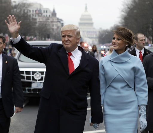 Δείτε τη Μελάνια Τραμπ να χάνει ξαφνικά το χαμόγελό της -Τι της είπε ο νέος πρόεδρος [βίντεο] | iefimerida.gr 3