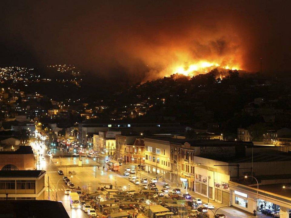 Υπό έλεγχο η μεγάλη πυρκαγιά στη Χιλή, αλλά με τραγικές απώλειες: 15 νεκροί και 11.000 άστεγοι [εικόνες&βίντεο] | iefimerida.gr 0