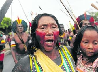 Βραζιλία: Οι ιθαγενείς διαδηλώνουν με τόξα και βέλη κατά του Μουντιάλ [εικόνες] | iefimerida.gr 2