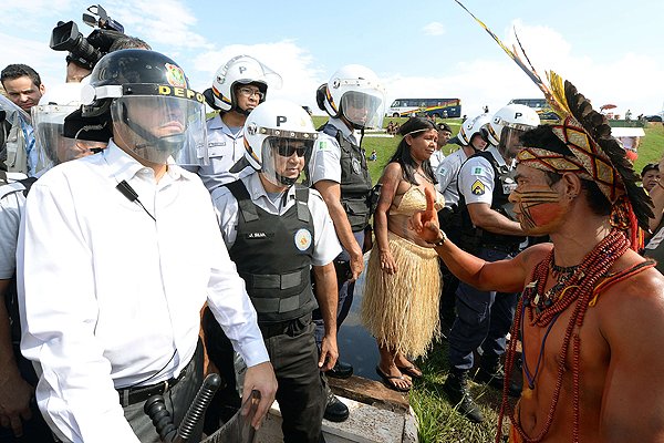 Βραζιλία: Οι ιθαγενείς διαδηλώνουν με τόξα και βέλη κατά του Μουντιάλ [εικόνες] | iefimerida.gr 0