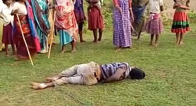 Ινδία: Γυναίκες δένουν και ξυλοφορτώνουν παιδεραστή [βίντεο]  | iefimerida.gr 1