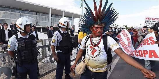 Βραζιλία: Οι ιθαγενείς διαδηλώνουν με τόξα και βέλη κατά του Μουντιάλ [εικόνες] | iefimerida.gr 1