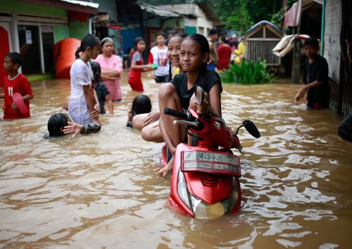  Ινδονησία: Χάος στην Τζακάρτα -Πλημμύρισαν τα πάντα από τις βροχές [εικόνες] | iefimerida.gr 1