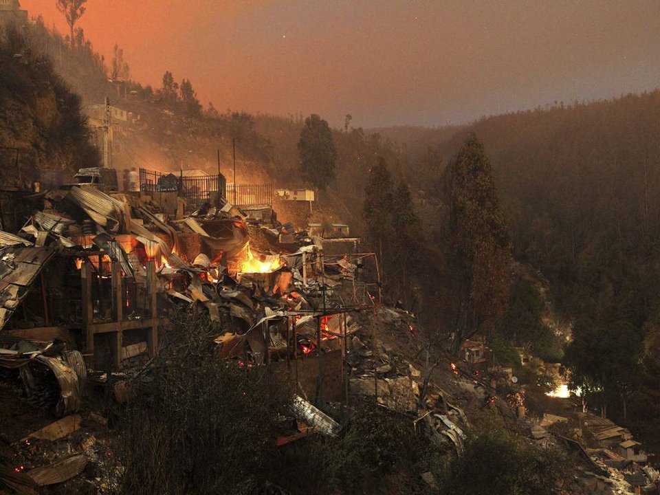 Υπό έλεγχο η μεγάλη πυρκαγιά στη Χιλή, αλλά με τραγικές απώλειες: 15 νεκροί και 11.000 άστεγοι [εικόνες&βίντεο] | iefimerida.gr 4