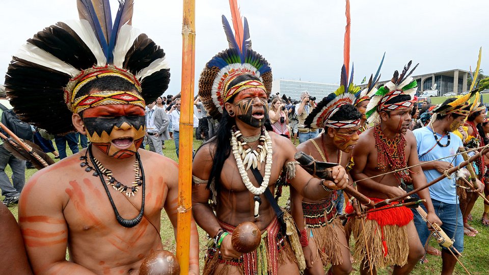 Βραζιλία: Οι ιθαγενείς διαδηλώνουν με τόξα και βέλη κατά του Μουντιάλ [εικόνες] | iefimerida.gr 3