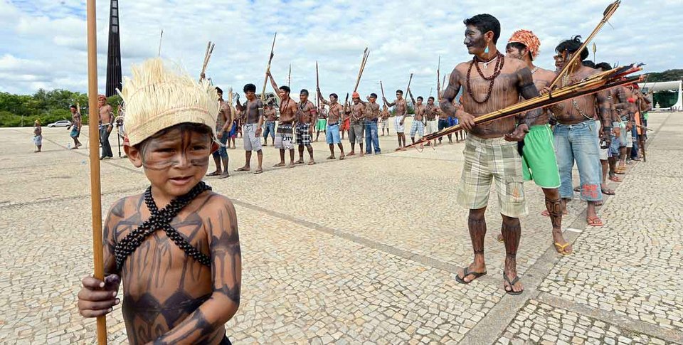 Βραζιλία: Οι ιθαγενείς διαδηλώνουν με τόξα και βέλη κατά του Μουντιάλ [εικόνες] | iefimerida.gr 4