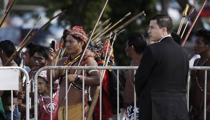 Βραζιλία: Οι ιθαγενείς διαδηλώνουν με τόξα και βέλη κατά του Μουντιάλ [εικόνες] | iefimerida.gr 6