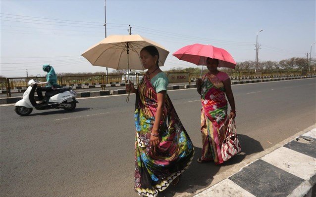 Απίστευτες εικόνες από το φονικό καύσωνα με τους 2.000 νεκρούς στην Ινδία: Ελιωσε και η άσφαλτος [εικόνες] | iefimerida.gr 3