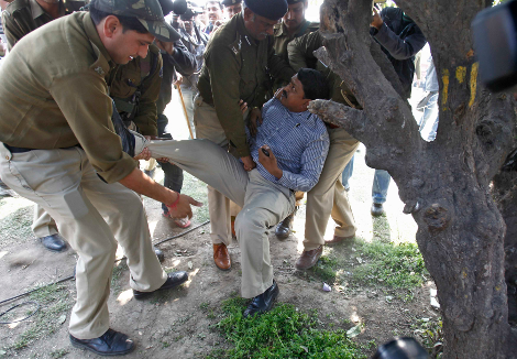 Βουλευτής ψέκασε τους αντιπάλους του με σπρέι πιπεριού - Χαμός στο κοινοβούλιο της Ινδίας [εικόνες&βίντεο] | iefimerida.gr 1