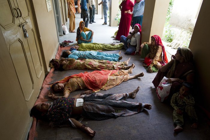 Στειρώνουν τις γυναίκες στην Ινδία, γεννούν πολλά παιδιά [εικόνες] | iefimerida.gr 1